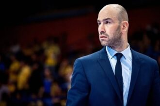 Ο Βασίλης Σπανούλης ως νέος προπονητής του Άρη σε εικόνα ανακοίνωσης