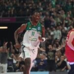 Ο Νάιτζελ Χέιζ-Ντέιβις με τη φανέλα του Παναθηναϊκού σε αγώνα μπάσκετ στο T-Center