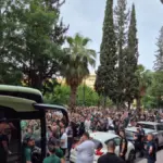 Οπαδοί του Παναθηναϊκού έξω από το ξενοδοχείο Caravel πριν τον τρίτο τελικό της Stoiximan GBL