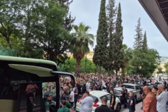 Οπαδοί του Παναθηναϊκού έξω από το ξενοδοχείο Caravel πριν τον τρίτο τελικό της Stoiximan GBL