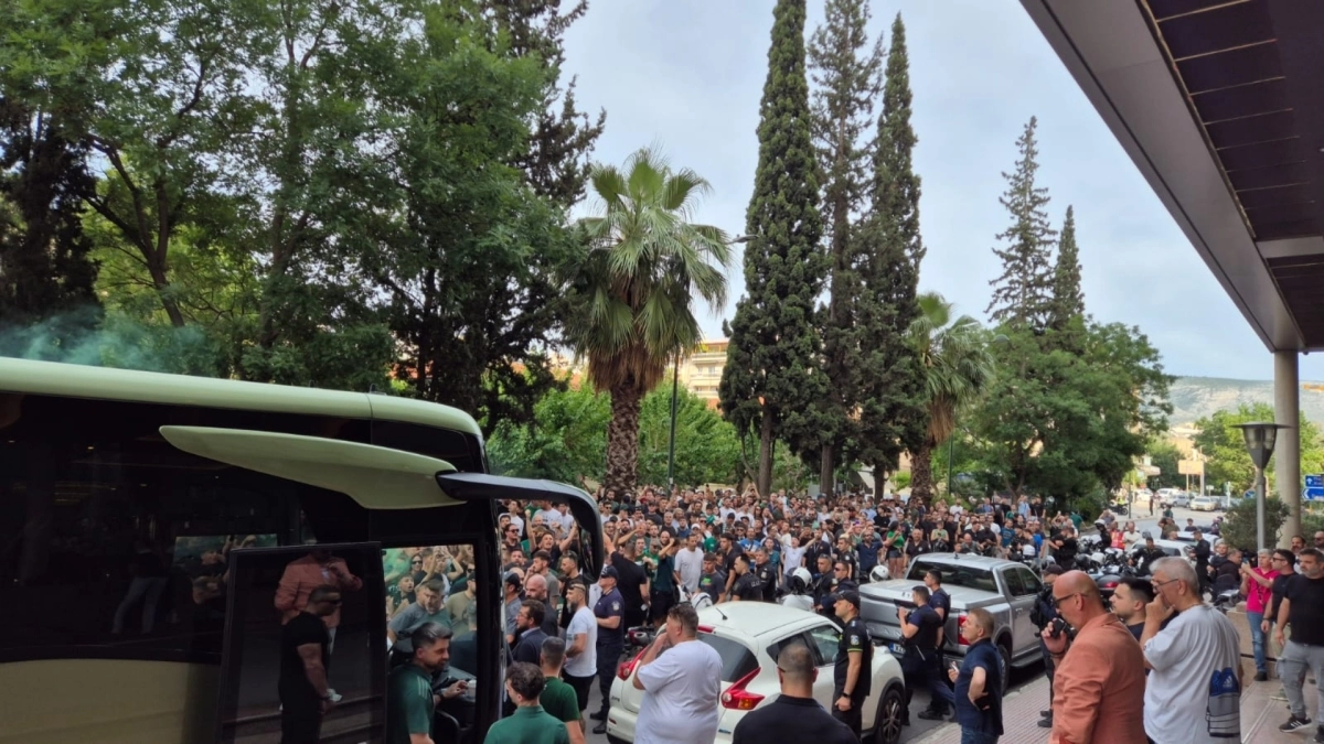Οπαδοί του Παναθηναϊκού έξω από το ξενοδοχείο Caravel πριν τον τρίτο τελικό της Stoiximan GBL