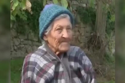 Η Σμαράγδα Παπαστυλιανού στον Ανάβατο της Χίου, τον ιστορικό οικισμό όπου έζησε για δεκαετίες