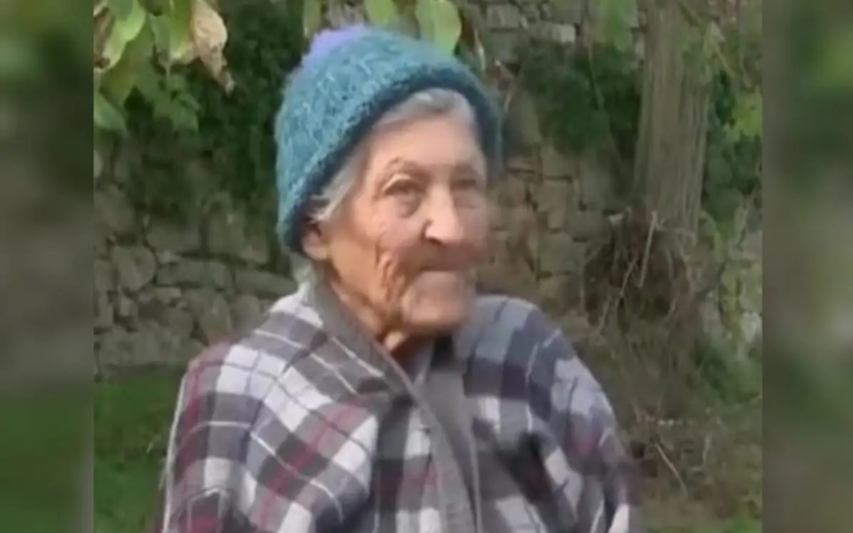 Η Σμαράγδα Παπαστυλιανού στον Ανάβατο της Χίου, τον ιστορικό οικισμό όπου έζησε για δεκαετίες