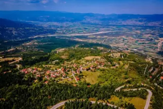 Χωριό και κατοικίες σε μικρή δημοτική κοινότητα