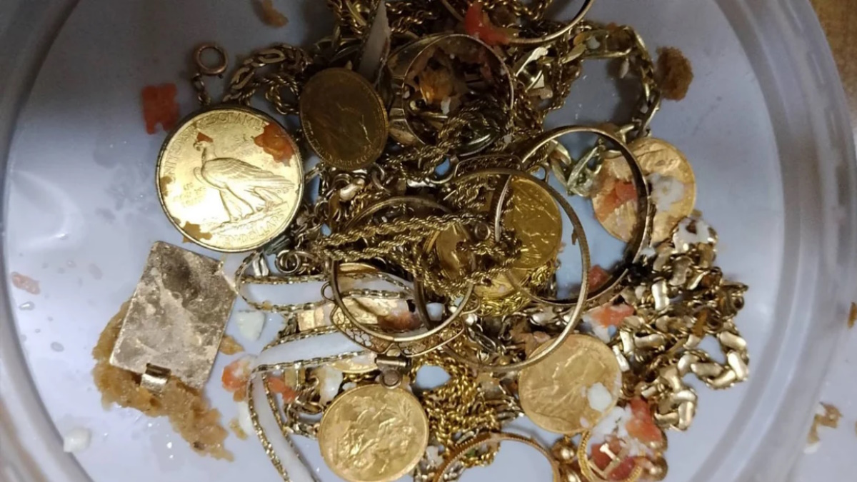 Αστυνομικοί στην Κάρπαθο μετά την εξάρθρωση συμμορίας που εξαπατούσε πολίτες με τη μέθοδο του λογιστή