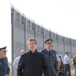 Ο υπουργός Προστασίας του Πολίτη Μιχάλης Χρυσοχοΐδης κατά την επίσκεψή του στους Ψαθάδες Διδυμοτείχου στον Έβρο