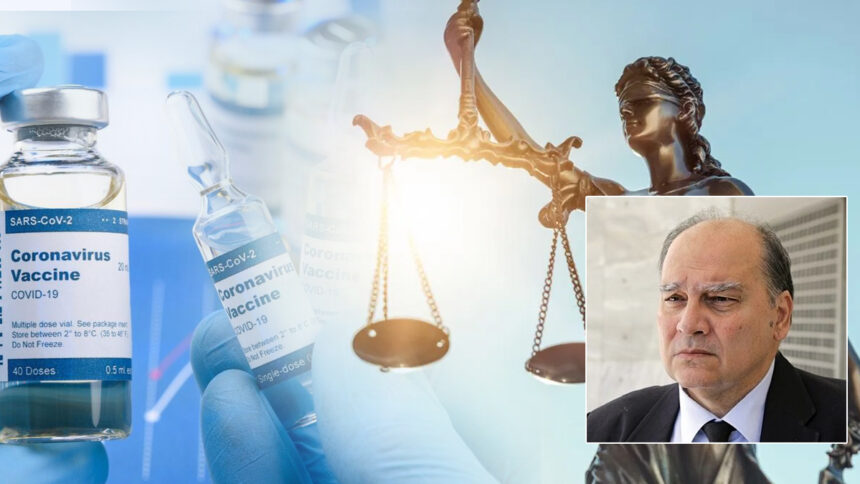 Φιαλίδιο εμβολίου Covid και σύριγγα πάνω σε λευκή επιφάνεια