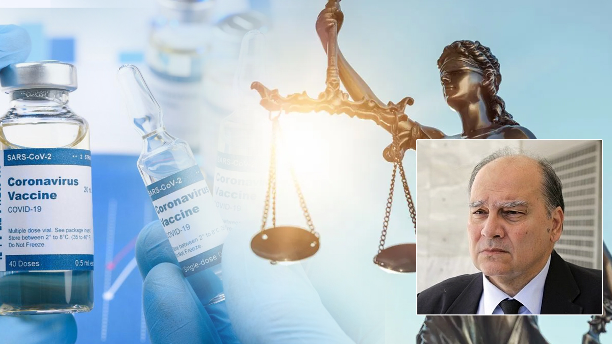Φιαλίδιο εμβολίου Covid και σύριγγα πάνω σε λευκή επιφάνεια