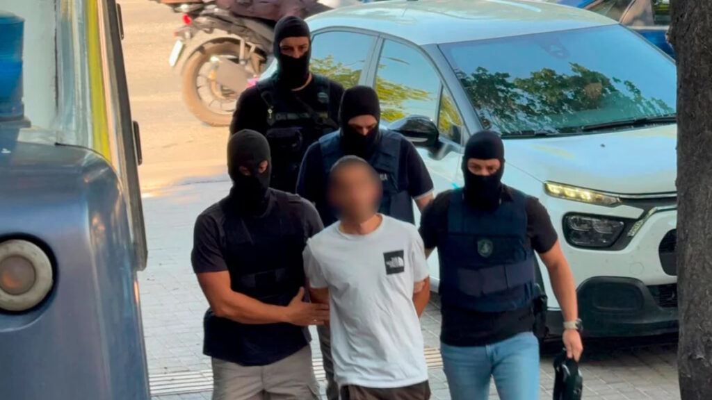 Στα δικαστήρια ο 25χρονος για τη φονική επίθεση στο σπίτι της οικογένειας Νέστορα, δείτε φωτογραφίες