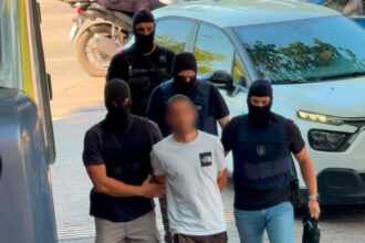 Ο 25χρονος μεταφέρεται στο Δικαστικό Μέγαρο Θεσσαλονίκης υπό αυστηρά μέτρα ασφαλείας
