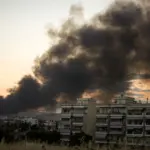 Πυροσβεστικά οχήματα και εναέρια μέσα επιχειρούν στην πυρκαγιά στο Ωραιόκαστρο Θεσσαλονίκης