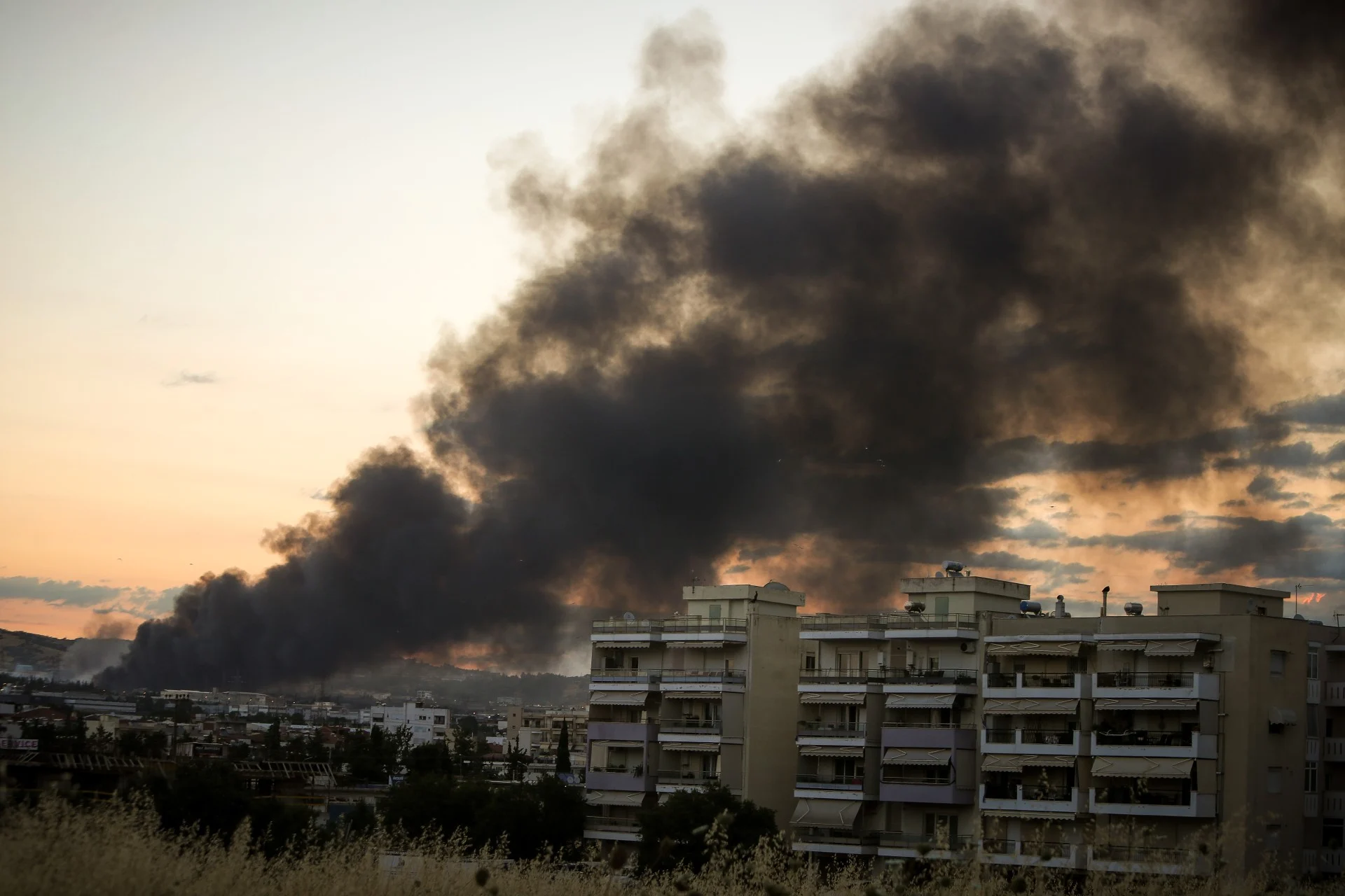 Πυροσβεστικά οχήματα και εναέρια μέσα επιχειρούν στην πυρκαγιά στο Ωραιόκαστρο Θεσσαλονίκης