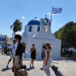 Κίνηση στο λιμάνι της Πάρου με πλοία, αυτοκίνητα και ταξιδιώτες στην κορύφωση της καλοκαιρινής σεζόν