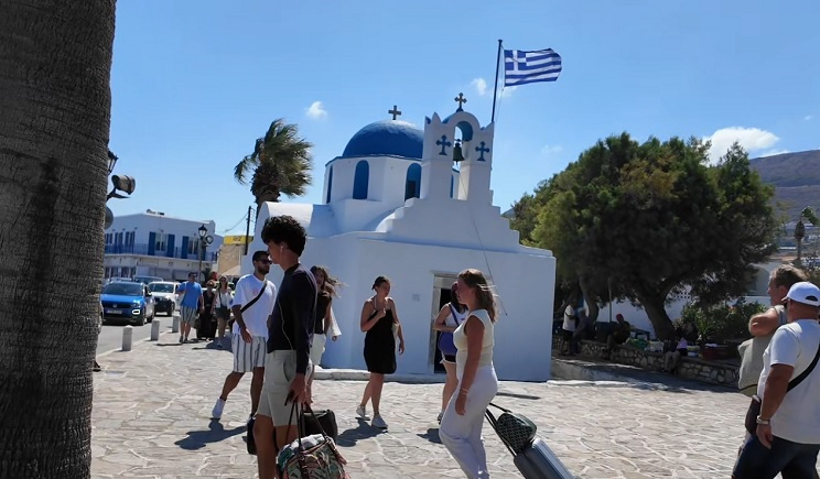 Κίνηση στο λιμάνι της Πάρου με πλοία, αυτοκίνητα και ταξιδιώτες στην κορύφωση της καλοκαιρινής σεζόν