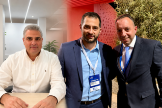 Ο Φάνης Σπανός σε δημόσια εμφάνιση με φόντο το κτίριο της Περιφέρειας Στερεάς Ελλάδας