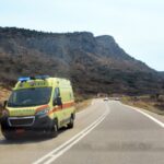 Αναποδογυρισμένο ασθενοφόρο του ΕΚΑΒ μετά από σύγκρουση με Ι.Χ. στα Χανιά