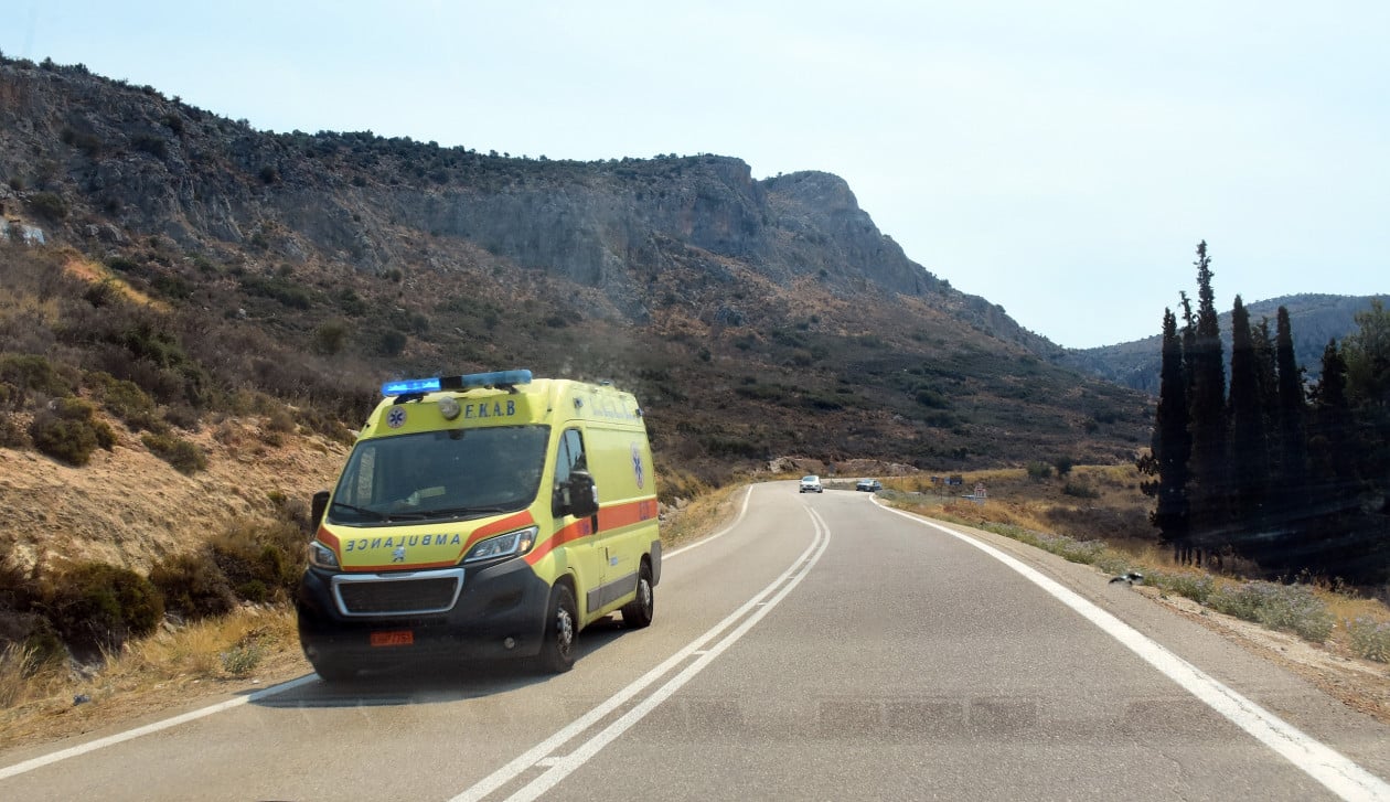 Αναποδογυρισμένο ασθενοφόρο του ΕΚΑΒ μετά από σύγκρουση με Ι.Χ. στα Χανιά