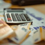 Χαρτιά και λογαριασμοί που συμβολίζουν ρύθμιση παλαιών οφειλών έως 72 δόσεις