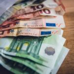 Ευρωχαρτονομίσματα δίπλα σε υπολογιστή για θέμα επιστροφής φόρου