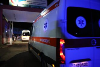 Πυροσβεστικά οχήματα και δυνάμεις επιχειρούν σε μεγάλη φωτιά στο Ωραιόκαστρο
