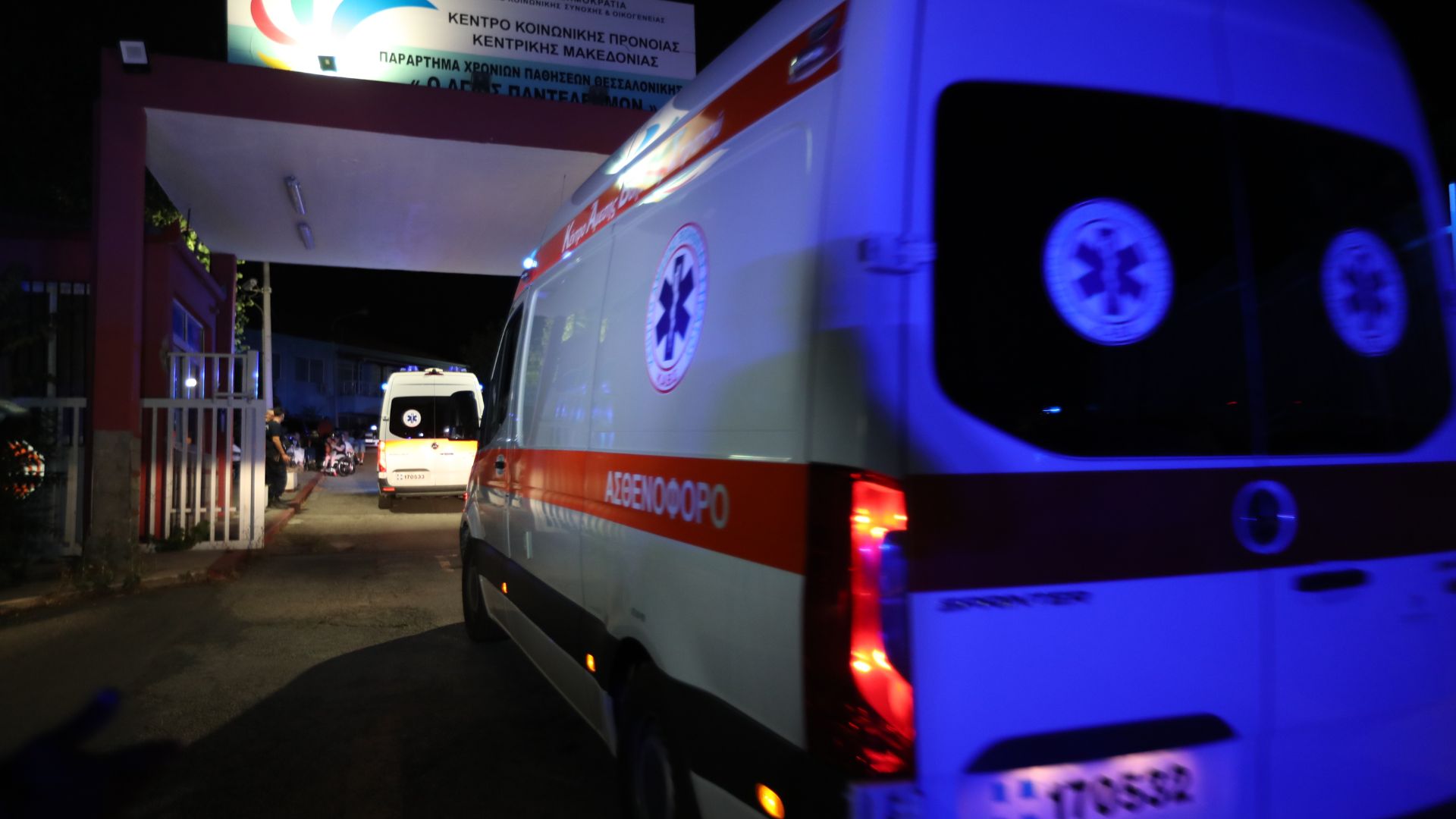 Πυροσβεστικά οχήματα και δυνάμεις επιχειρούν σε μεγάλη φωτιά στο Ωραιόκαστρο