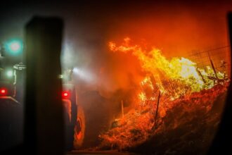 Πυροσβεστικά οχήματα κοντά στη μεγάλη φωτιά στο Ωραιόκαστρο Θεσσαλονίκης