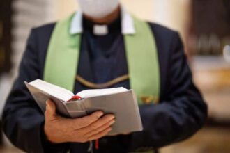 Πολωνική εκκλησία και αστυνομική έρευνα μετά από υπόθεση ιερέα που κατηγορείται για δολοφονία άστεγου