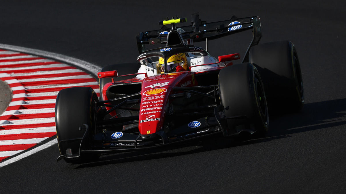 Ο Lewis Hamilton οδηγεί τη Ferrari στα ελεύθερα δοκιμαστικά στη Βουδαπέστη