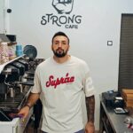 Ο Βαγγέλης Βλαχάκης στο Strong Cafe στη Λαμία