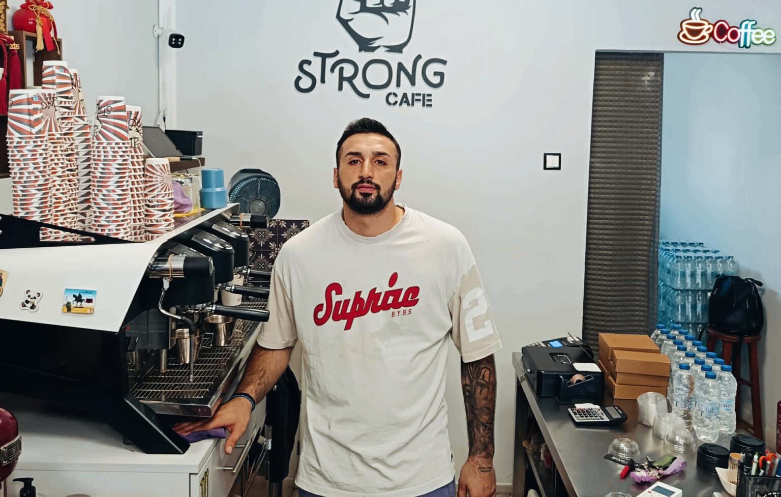 Ο Βαγγέλης Βλαχάκης στο Strong Cafe στη Λαμία