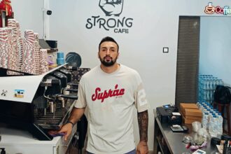 Ο Βαγγέλης Βλαχάκης στο Strong Cafe στη Λαμία