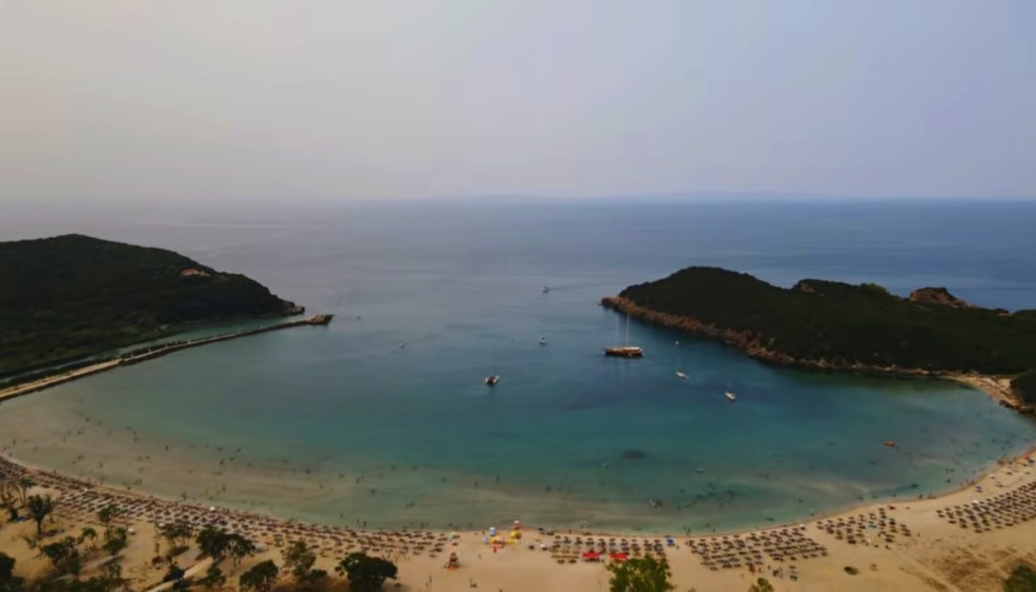 Η παραλία της Αμμουδιάς Πρέβεζας στις εκβολές του Αχέροντα με αμμουδιά και ήρεμα νερά