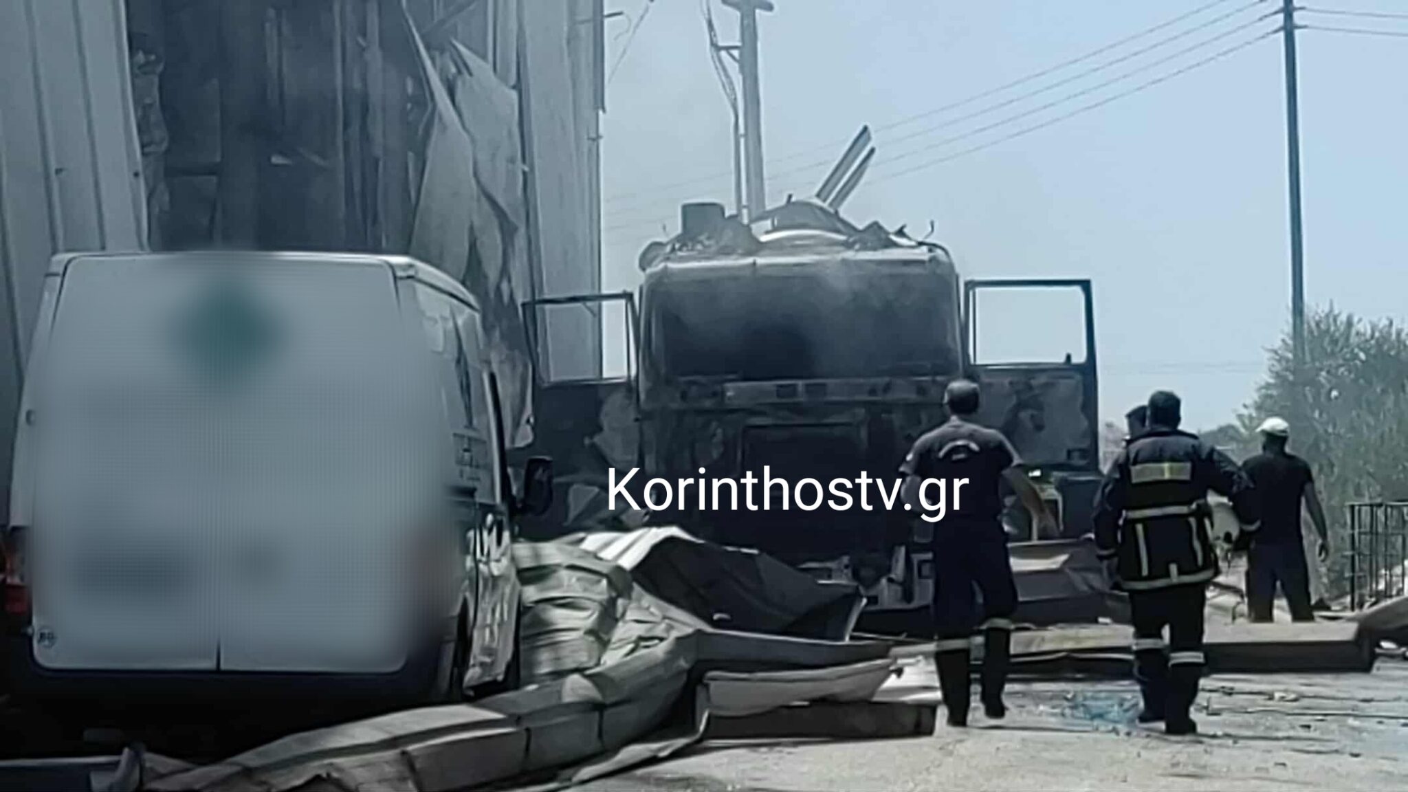 Πυροσβεστικά οχήματα και δυνάμεις στο εργοστάσιο στην Κόρινθο μετά την έκρηξη και την πυρκαγιά