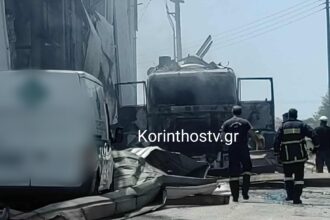 Πυροσβεστικά οχήματα και δυνάμεις στο εργοστάσιο στην Κόρινθο μετά την έκρηξη και την πυρκαγιά