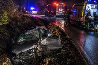 Ασθενοφόρο και δυνάμεις διάσωσης στο σημείο σοβαρού τροχαίου στη Φωκίδα