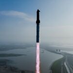 Κινεζικός πύραυλος Long March 3B αμέσως μετά την εκτόξευσή του, με στιγμιότυπο του κεραυνού