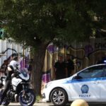 Αστυνομικοί σε εγκαταλελειμμένο κτίριο στην Κυψέλη μετά τον εντοπισμό βαλίτσας με σορό γυναίκας