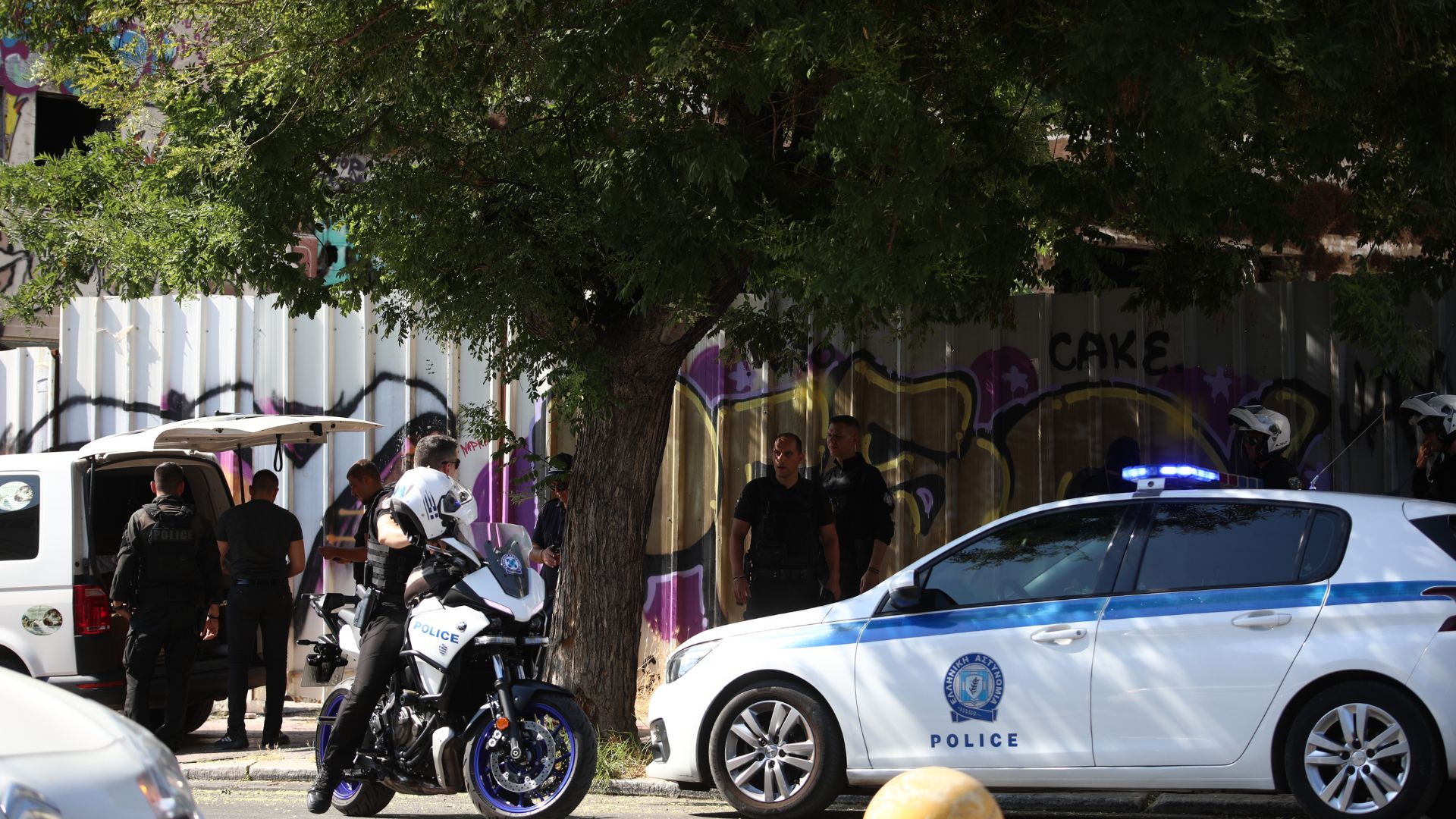 Αστυνομικοί σε εγκαταλελειμμένο κτίριο στην Κυψέλη μετά τον εντοπισμό βαλίτσας με σορό γυναίκας