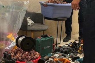 Συλληφθέντες οδηγούνται στα Δικαστήρια Καλαμάτας για την υπόθεση των εμπρησμών στη Μεσσηνία