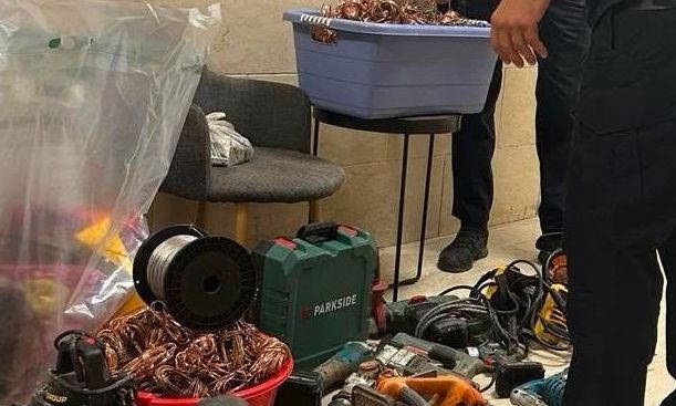 Συλληφθέντες οδηγούνται στα Δικαστήρια Καλαμάτας για την υπόθεση των εμπρησμών στη Μεσσηνία