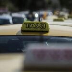 Αστυνομικό όχημα στο κέντρο της Αθήνας μετά τη σύλληψη οδηγού ταξί