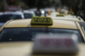 Αστυνομικό όχημα στο κέντρο της Αθήνας μετά τη σύλληψη οδηγού ταξί