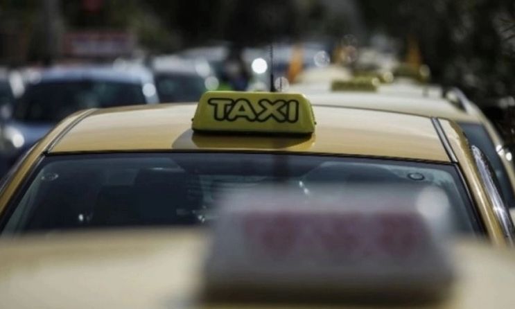 Αστυνομικό όχημα στο κέντρο της Αθήνας μετά τη σύλληψη οδηγού ταξί