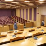 Δικηγόροι σε αίθουσα δικαστηρίου κατά τη διάρκεια συνεδρίασης