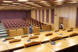 Δικηγόροι σε αίθουσα δικαστηρίου κατά τη διάρκεια συνεδρίασης