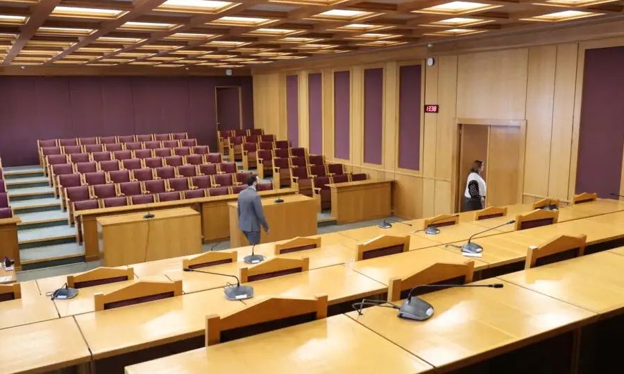 Δικηγόροι σε αίθουσα δικαστηρίου κατά τη διάρκεια συνεδρίασης
