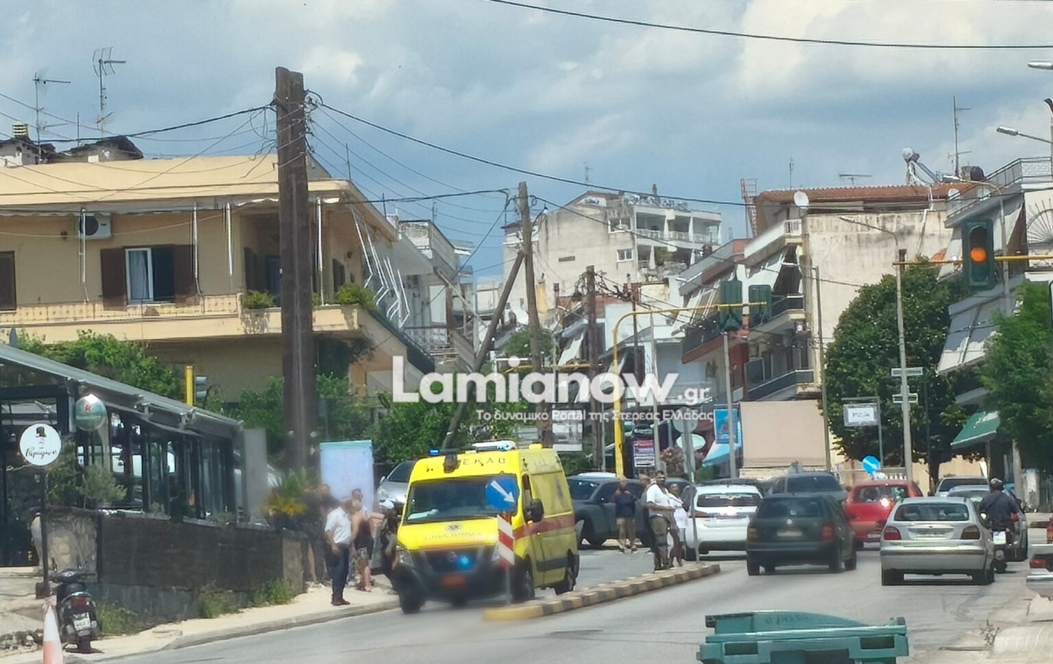 Τροχαίο ατύχημα στην οδό Καρπενησίου στη Λαμία με την παρουσία ασθενοφόρου του ΕΚΑΒ