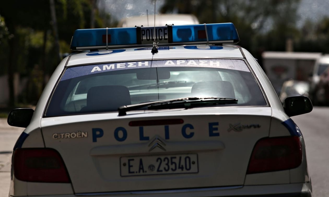 Αστυνομικό όχημα σε παραλία της Πιερίας μετά τον εντοπισμό σορού