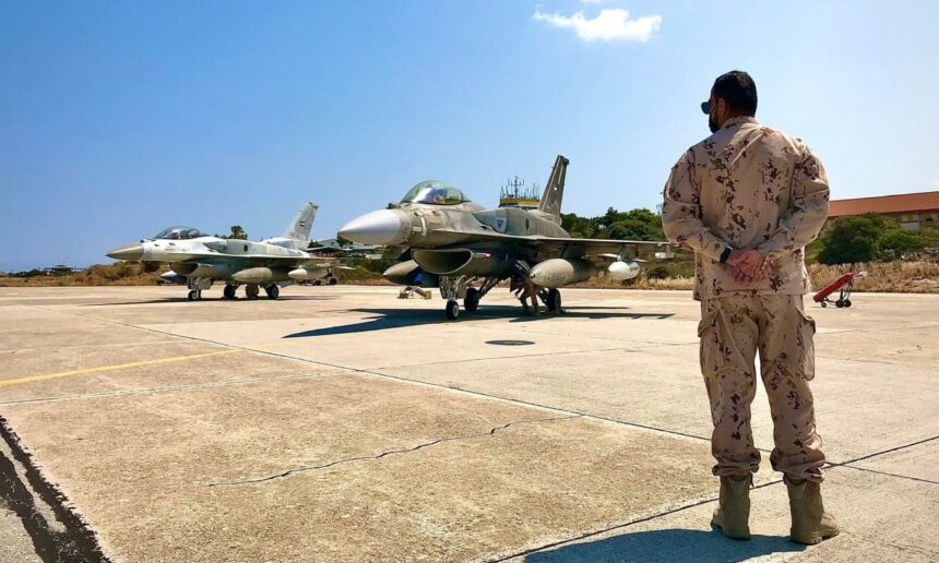 Δύο αεροσκάφη EA-37B της Πολεμικής Αεροπορίας των ΗΠΑ στη βάση της Σούδας