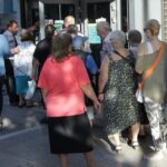 Συνταξιούχος κρατά χαρτιά με πληροφορίες για σύνταξη χηρείας και συντάξεις